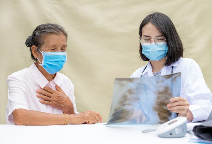 The doctor explained the results of the lung excretion of the elderly patient and guides friendly health care.